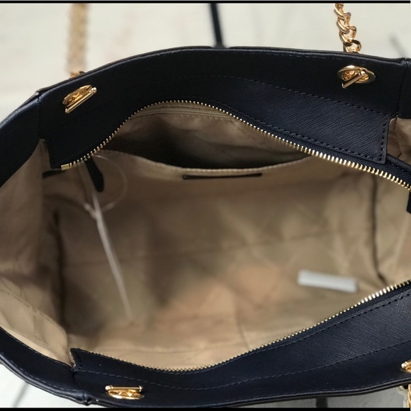 🎉ᕼᑭ🎉 Michael Kors Jet Set Tote - Picture 7 of 9